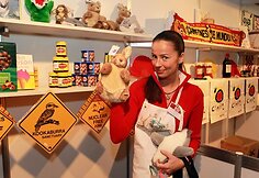 Žinomi žmonės ir miestiečiai labdaringoje mugėje užsikrėtė kalėdine dvasia.