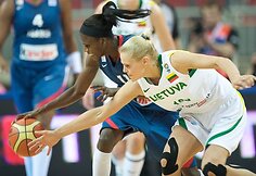 D.Staugaitienė kovoja dėl kamuolio