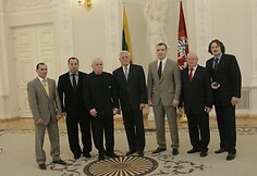 Prezidentas Valdas Adamkus su sportininkais ir jų treneriais.