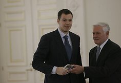 Prezidentas Valdas Adamkus sveikina &bdquo;Lietuvos ryto&ldquo; kapitoną Steponą Babrauską.