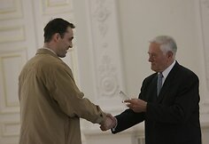 Prezidentas Valdas Adamkus sveikina &bdquo;Lietuvos ryto&ldquo; lyderį Chucką Eidsoną.
