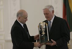Prezidentas Valdas Adamkus sveikina &bdquo;Lietuvos ryto&ldquo; savininką Gedvydą Vainauską.