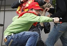 Mitingo dalyviai svaidė į policiją akmenis.