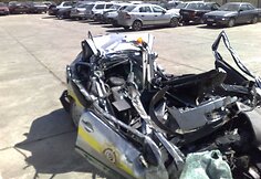 Saugos tarnybos automobilis po avarijos.