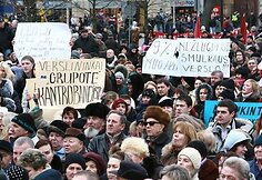 Neoficialiais duomenimis, į protesto akciją susirinko apie 4 tūkstančius žmonių.