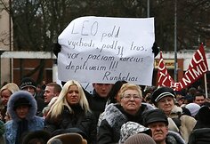 Neoficialiais duomenimis, į protesto akciją susirinko apie 4 tūkstančius žmonių.