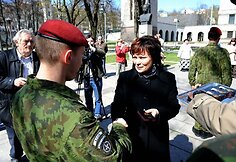 Kiekvienam kariui ministrė įteikė po suvenyrinę dovanėlę &ndash; gintarinius raktų pakabučius. 