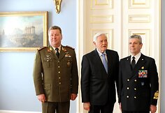 NATO karinio komiteto pirmininkas admirolas G.Di Paola su Lietuvos kariuomenės vadu generolu leitenantu Valdu Tutkumi ir Lietuvos prezidentu Valdu Adamkumi.