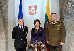 NATO karinio komiteto pirmininkas admirolas G.Di Paola su Lietuvos kariuomenės vadu generolu leitenantu Valdu Tutkumi ir krašto apsaugos ministre Rasa Juknevičiene.