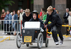 Vienas iš šventės renginių – Kauno „Rotaract“ klubo BOX-CAR varžybų paradas.