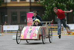 Vienas iš šventės renginių – Kauno „Rotaract“ klubo BOX-CAR varžybų paradas.