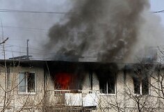 Prieš įsiverždami į butą, milicininkai į jį metė kovinę granatą, kuri sukėlė gaisrą.