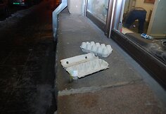 Praėjus daugiau nei parai aplink Seimą dar gausu penktadieninių riaušių ženklų: nuo kiaušinių liko tik tuščios dėžutės.