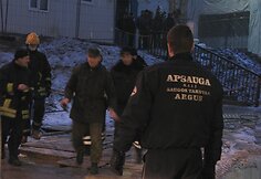 Išminuotojas (viduryje) be baimės čiupo rastą gelžgalį.