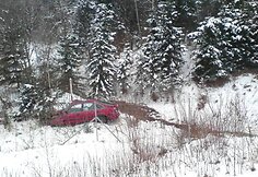 Gelbėtojams teko pasukti galvą, kaip iš čia ištempti avariją patyrusią transporto priemonę.