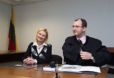 Rūta Vainienė su advokatu teisme