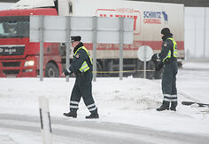 Slidinėjantis transportas ir avarijos padariniai Minsko plente