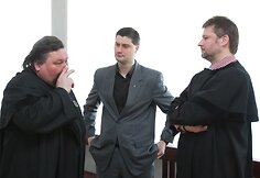 Vytenis Šlenys su advokatais teisme