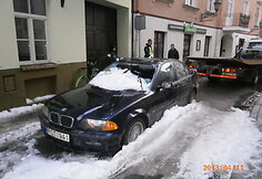 Sniego nuo&scaron;liaužos suniokotas BMW