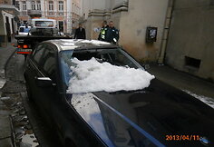 Sniego nuo&scaron;liaužos suniokotas BMW