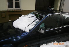 Sniego nuo&scaron;liaužos suniokotas BMW
