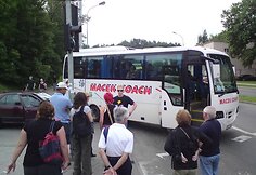 Turistai i&scaron; Čekijos laiko veltui neleido: vieni apžiūrinėjo apgadintą autobusą, kiti fotografavo greta esančią &scaron;v.Petro ir Povilo bažnyčią.