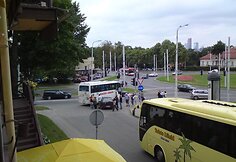 Į avarijos spąstus geram pusvalandžiui įkliuvo ir kitas i&scaron; M.Paco gatvės mėginęs i&scaron;sukti autobusas.