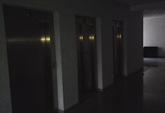 Kol eletrikai ieškojo gedimo, teismų rūmai skendėjo tamsoje.