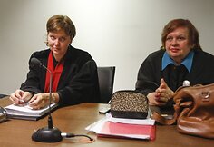 Bylą dėl savavaldžiavimo kuruojanti prokurorė (kairėje) ir nukentėjusiojo advokatė teisme.