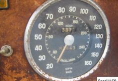 Pagrindiniai prietaisai: spidometras ir tachometras  pažymėti &ldquo;Jeager/Facel Vega&rdquo;