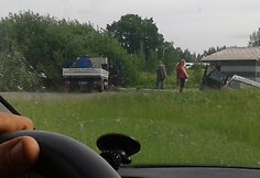 Vairuotojai greitai rado aplinkkelį. Tiesa, teko važiuoti ir per žolę.