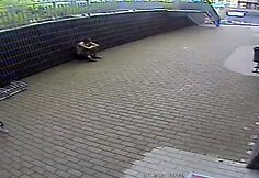 Dviračio vagystė: prie atraminės sienelės savo šanso lūkuriuojantis įtariamasis.