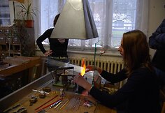 Apsilankymas &bdquo;Rautis&ldquo; kalėdinių dekoracijų gamybos ceche: vamzdelių kaitinimas