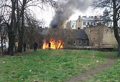 Sandėliukai liepsnojo atvira ugnimi