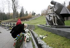 Seimo pirmininkė Irena Degutienė lankosi kapinėse