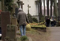 Seimo pirmininkė Irena Degutienė lankosi kapinėse