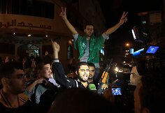 Džiūgaujantys palestiniečiai