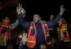 Džiūgaujantys palestiniečiai