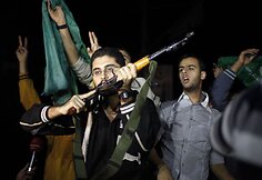 Džiūgaujantys palestiniečiai