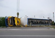 Apvirto dyzeliną gabenęs vilkikas.