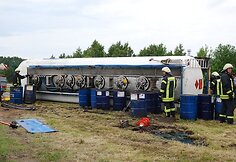 Apvirto dyzeliną gabenęs vilkikas.