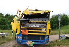 Apvirto dyzeliną gabenęs vilkikas.