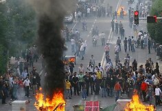 Irano policija susirėmė su draudimų nepaisančiais protestuotojais