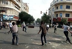 Irano policija susirėmė su draudimų nepaisančiais protestuotojais