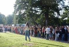 Gerbėjams eilėje tenka laukti net po keletą valandų.