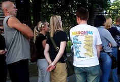 Retas gerbėjas pasipuo&scaron;ęs Madonnos atributika.
