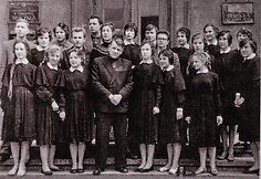 Vladas Žemaitis su Salomėjos Nėries vidurinės mokyklos abiturientais 1961 m. Salomėjos Nėries gimnazijos archyvo nuotr