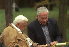 Arielis Sharonas (kairėje) su Benjaminu Netanyahu