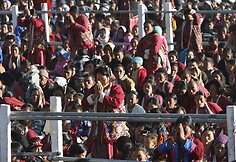 Tibeto dvasinis vadovas Dalai Lama pirmadienį atvykęs į Indijos regioną netoli Tibeto sienos susitinka su tūkstančiais savo pasekėjų.