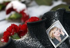 Permėje žmonės renkasi prie klubo, kuriame per gaisrą žuvo žmonės, šiame mieste vyksta ir žuvusiųjų laidotuvės.